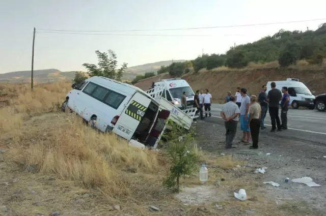 Tunceli-Elazığ Karayolunda Minibüs ile Kamyonet Çarpıştı: 3'ü Çocuk 20 Yaralı