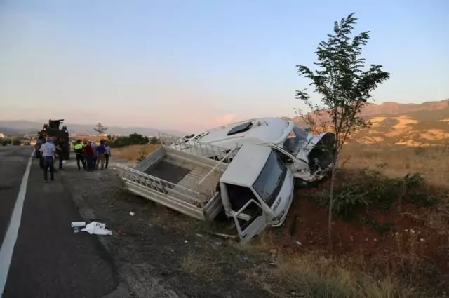 Tunceli-Elazığ Karayolunda Minibüs ile Kamyonet Çarpıştı: 3'ü Çocuk 20 Yaralı