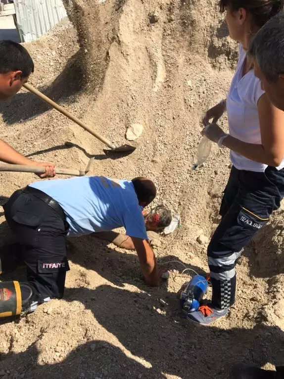 Çakıl Yığınının Altında Kalan İşçi, Uzun Uğraşlar Sonucu Güçlükle Çıkartıldı