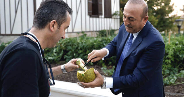 Çavuşoğlu, Dışişleri Bakanlığı Resmi Konutu'nda Yetiştirdiği Kavunları Kendi Elleriyle Gazetecilere Yedirdi Çavuşoğlu, Dışişleri Bakanlığı Resmi Konutu'nda Yetiştirdiği Kavunları Kendi Elleriyle Gazetecilere Yedirdi