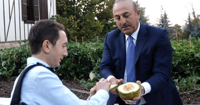 Çavuşoğlu, Dışişleri Bakanlığı Resmi Konutu'nda Yetiştirdiği Kavunları Kendi Elleriyle Gazetecilere Yedirdi Çavuşoğlu, Dışişleri Bakanlığı Resmi Konutu'nda Yetiştirdiği Kavunları Kendi Elleriyle Gazetecilere Yedirdi