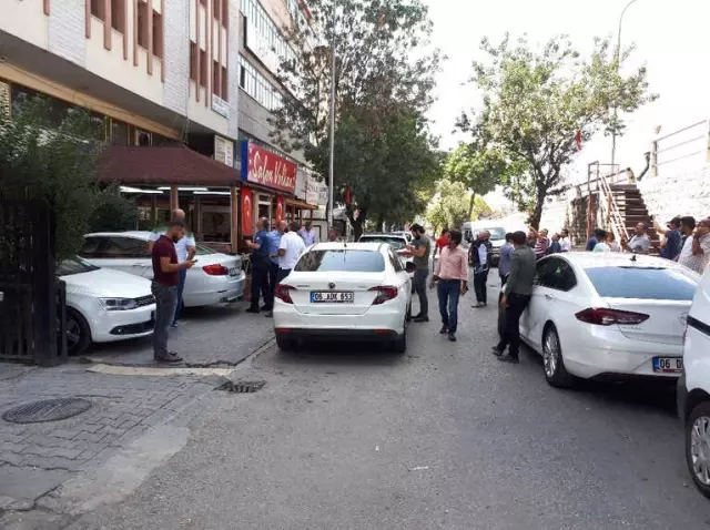 Ankara'da İki Siyasi Parti Binasının Bulunduğu Yerde Silahla Havaya 5 El Ateş Açıldı