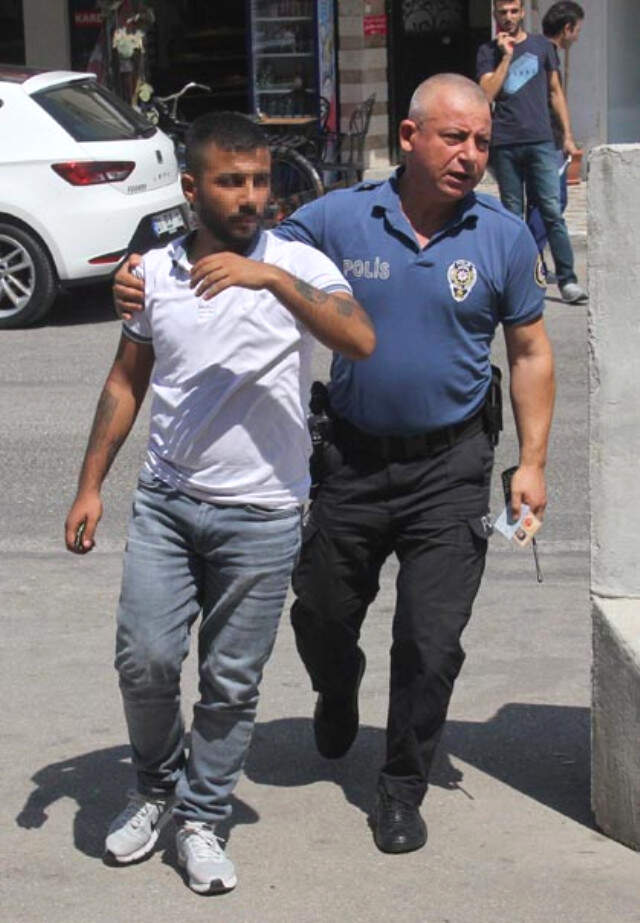 Kocasını Takip Edip Başka Kadınla Yakaladı, Ortalığı Birbirine Kattı Kocasını Takip Edip Başka Kadınla Yakaladı, Ortalığı Birbirine Kattı
