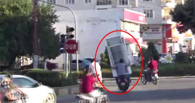 Motosiklet Üzerinde Demir Kapı Taşıdılar, Tehlikeli Anlar Kamerada