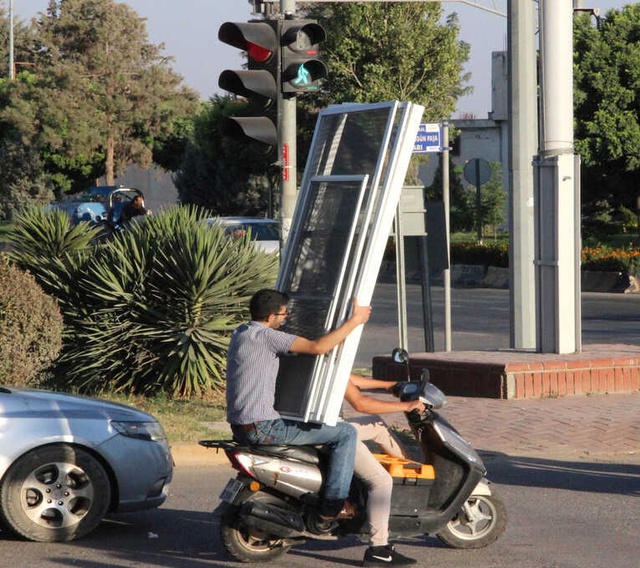 <a class='keyword-sd' href='/motosiklet/' title='Motosiklet'>Motosiklet</a> Üzerinde Demir Kapı Taşıdılar, Tehlikeli Anlar Kamerada