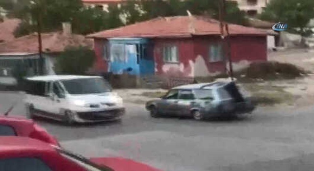 Ankara'da Bir Gencin, Otomobilin Tavanına Tutunarak Yolculuk Yaptığı Tehlikeli Anlar Kamerada