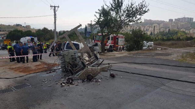 Üzerine Elektrik Direği Devrilen Sürücü, Korkunç Şekilde Can Verdi Üzerine Elektrik Direği Devrilen Sürücü, Korkunç Şekilde Can Verdi