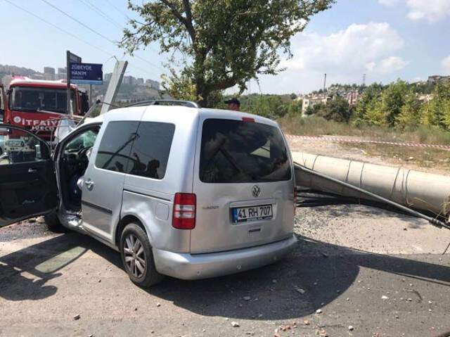 Üzerine Elektrik Direği Devrilen Sürücü, Korkunç Şekilde Can Verdi Üzerine Elektrik Direği Devrilen Sürücü, Korkunç Şekilde Can Verdi