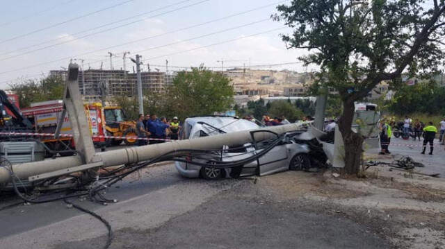 Üzerine Elektrik Direği Devrilen Sürücü, Korkunç Şekilde Can Verdi Üzerine Elektrik Direği Devrilen Sürücü, Korkunç Şekilde Can Verdi