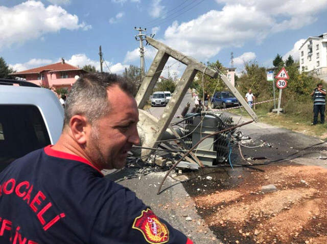 Üzerine Elektrik Direği Devrilen Sürücü, Korkunç Şekilde Can Verdi Üzerine Elektrik Direği Devrilen Sürücü, Korkunç Şekilde Can Verdi