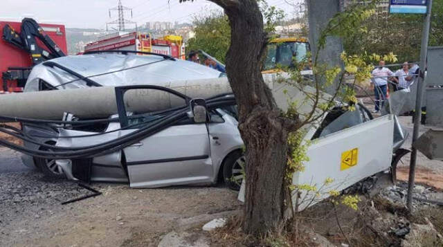 Üzerine Elektrik Direği Devrilen Sürücü, Korkunç Şekilde Can Verdi Üzerine Elektrik Direği Devrilen Sürücü, Korkunç Şekilde Can Verdi