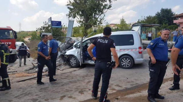 Üzerine Elektrik Direği Devrilen Sürücü, Korkunç Şekilde Can Verdi Üzerine Elektrik Direği Devrilen Sürücü, Korkunç Şekilde Can Verdi