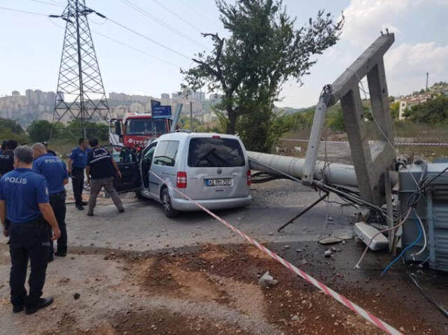 Üzerine Elektrik Direği Devrilen Sürücü, Korkunç Şekilde Can Verdi Üzerine Elektrik Direği Devrilen Sürücü, Korkunç Şekilde Can Verdi