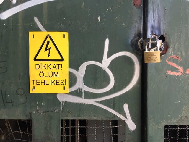 Elektrik Trafosunda Mahsur Kalan Kedileri Kurtarmak İsteyen 15 Yaşındaki Çocuk, Feci Şekilde Yaralandı