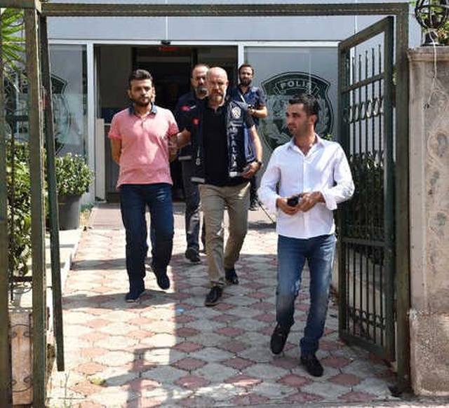 Emekli Astsubayı Vurup, Yanına 'Geçmiş Olsun' Notuyla Çiçek Bıraktılar