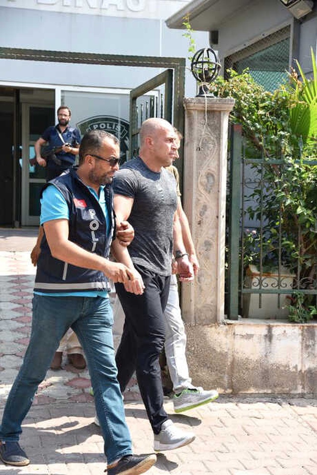 Emekli Astsubayı Vurup, Yanına 'Geçmiş Olsun' Notuyla Çiçek Bıraktılar