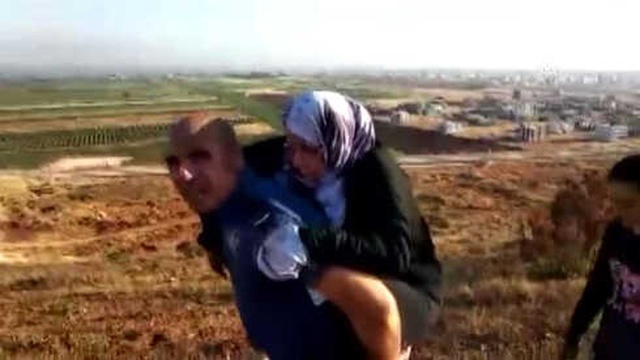 Türk Polisinden İnsanlık Dersi! Yaralı Suriyeli Kadını 2 Kilometre Sırtında Taşıdı
