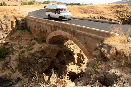 Tarihi Şeytan Köprüsü'ne Dökülen Asfalta Tepki Geldi