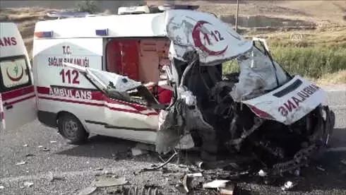 Van'da Tır ile Ambulans Çarpıştı: 4 Yaralı