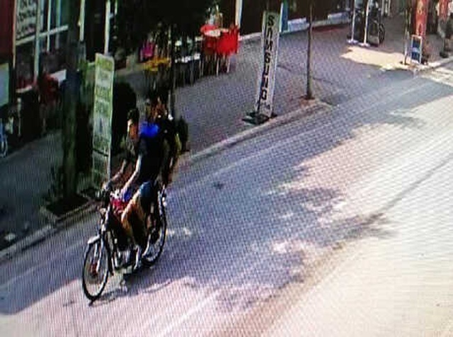 Adana'da Kapkaççılar, Çaldıkları Telefonu Beğenmeyince Sahibine Geri Verdi