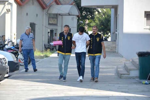Adana'da Kapkaççılar, Çaldıkları Telefonu Beğenmeyince Sahibine Geri Verdi