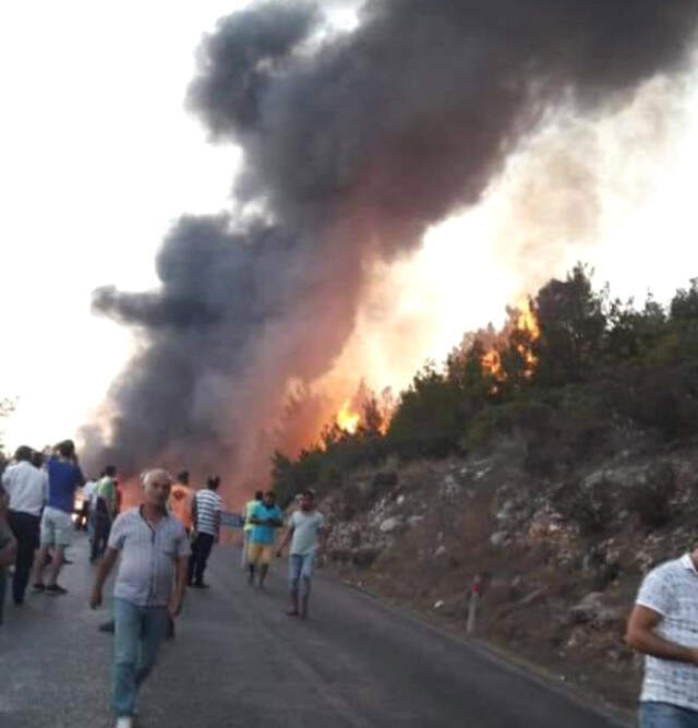 Mersin'de Seyir Halindeki Yolcu Otobüsü Alev Alev Yandı Mersin'de Seyir Halindeki Yolcu Otobüsü Alev Alev Yandı