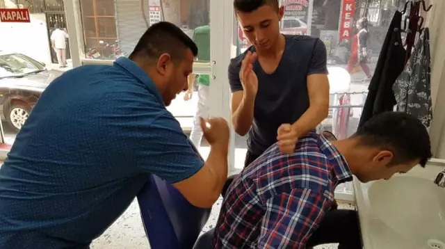 Berber Müşterilerini Önce Tıraş Ediyor, Sonra Tokat, Yumruk ve Sopayla Masaj Yapıyor