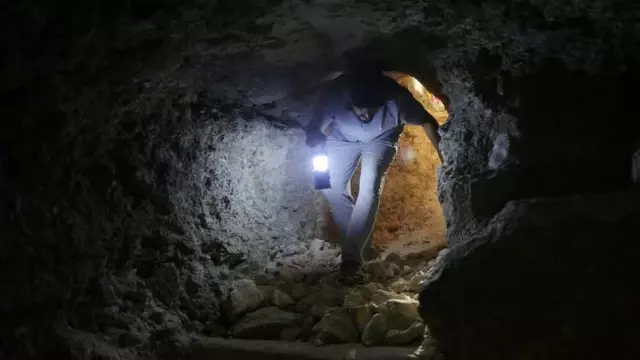 İdlib'de Ölmemek İçin Mağaraya Sığınan Siviller, Umutlarını Türkiye'ye Bağladı