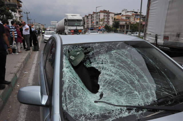 Trafik Kazasında Can Veren Vatandaşın Şapkası ve Gözlüğü Otomobilin Camında Takılı Kaldı Trafik Kazasında Can Veren Vatandaşın Şapkası ve Gözlüğü Otomobilin Camında Takılı Kaldı