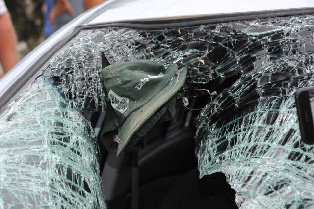 Trafik Kazasında Can Veren Vatandaşın Şapkası ve Gözlüğü Otomobilin Camında Takılı Kaldı Trafik Kazasında Can Veren Vatandaşın Şapkası ve Gözlüğü Otomobilin Camında Takılı Kaldı