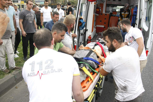 Trafik Kazasında Can Veren Vatandaşın Şapkası ve Gözlüğü Otomobilin Camında Takılı Kaldı Trafik Kazasında Can Veren Vatandaşın Şapkası ve Gözlüğü Otomobilin Camında Takılı Kaldı