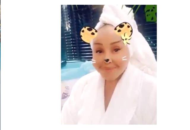 Ünlü Manken Özge Ulusoy, Bornozlu Paylaşımıyla Takipçilerini Heyecanlandırdı Ünlü Manken Özge Ulusoy, Bornozlu Paylaşımıyla Takipçilerini Heyecanlandırdı