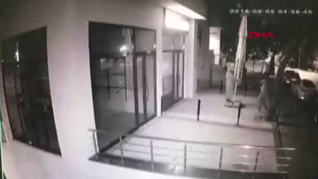 İki Hırsız, Kafeteryanın Bahçesindeki 200 Kiloluk Şemsiyeyi Dakikalar İçinde Çaldı, O Anlar Kamerada