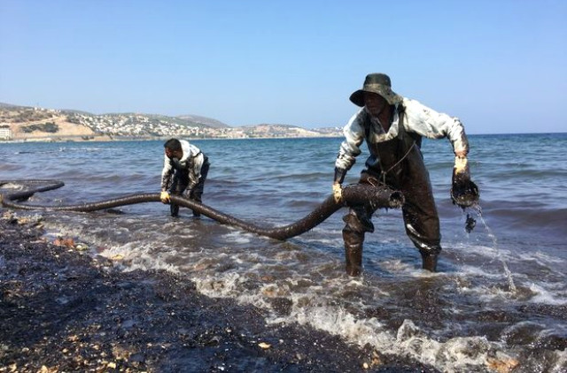 Savcılık, İzmir Aliağa'da Denizi Kirleten Gemiye El Koydu