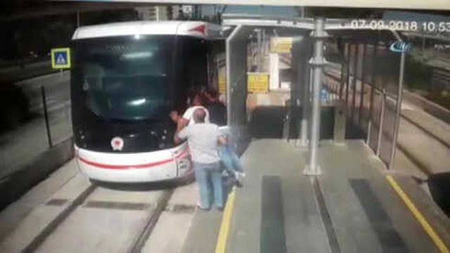 Tramvayın Yayaya Çarpma Anı Kameraya Yansıdı