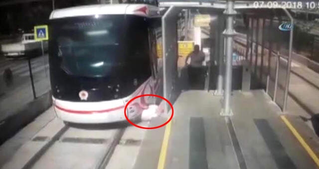 Tramvayın Yayaya Çarpma Anı Kameraya Yansıdı