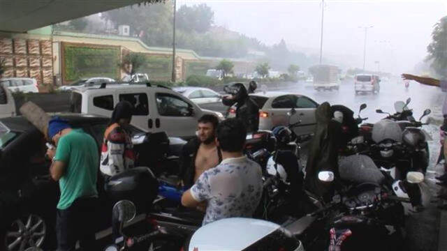 İstanbul'daki Yağış Sonrası Otoparkı Su Bastı, Araçlar Mahsur Kaldı İstanbul'daki Yağış Sonrası Otoparkı Su Bastı, Araçlar Mahsur Kaldı