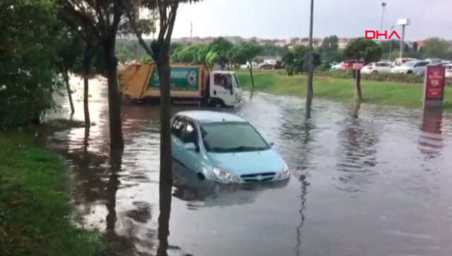 İstanbul'daki Yağış Sonrası Otoparkı Su Bastı, Araçlar Mahsur Kaldı İstanbul'daki Yağış Sonrası Otoparkı Su Bastı, Araçlar Mahsur Kaldı