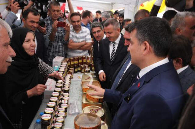 Tarım ve Orman Bakanı Pakdemirli 'Fırsatçılara' Seslendi: Vatandaşın Ekmeğine Göz Diktirmeyeceğiz Tarım ve Orman Bakanı Pakdemirli 'Fırsatçılara' Seslendi: Vatandaşın Ekmeğine Göz Diktirmeyeceğiz