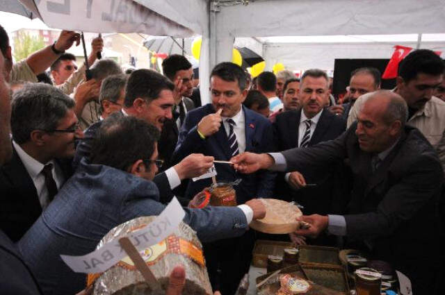 Tarım ve Orman Bakanı Pakdemirli 'Fırsatçılara' Seslendi: Vatandaşın Ekmeğine Göz Diktirmeyeceğiz Tarım ve Orman Bakanı Pakdemirli 'Fırsatçılara' Seslendi: Vatandaşın Ekmeğine Göz Diktirmeyeceğiz