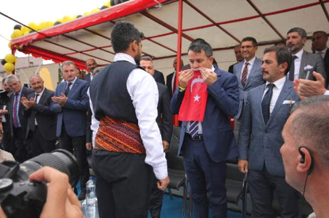 Tarım ve Orman Bakanı Pakdemirli 'Fırsatçılara' Seslendi: Vatandaşın Ekmeğine Göz Diktirmeyeceğiz Tarım ve Orman Bakanı Pakdemirli 'Fırsatçılara' Seslendi: Vatandaşın Ekmeğine Göz Diktirmeyeceğiz
