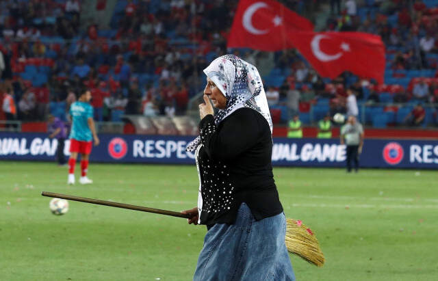 Türkiye-Rusya Maçının Devre Arasında İş Kadınlara Düştü Türkiye-Rusya Maçında İş Kadınlara Düştü