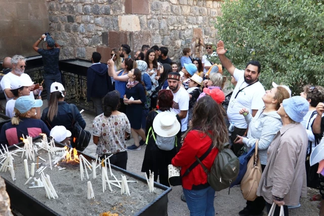 Üç Yıldır Bugünü Bekleyen Ermeniler, Ayin İçin Akdamar Kilisesi'ne Akın Etti