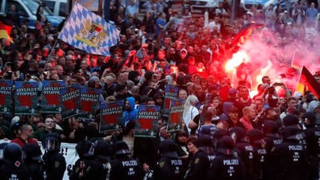 Almanya'nın Köthen Şehrindeki Cinayet Sonrası İki Afgan Gözaltına Alındı, Aşırı Sağcılar Protesto...