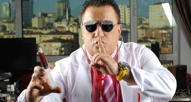 Cem Yılmaz'ın Çıplak Kadın Yansımalı Fotoğrafını İnceleyen Erol Köse: Defne Olamaz