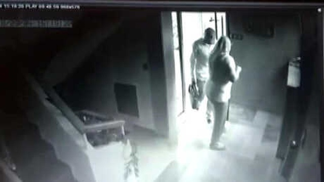 Kamerayı Kapattıklarını Zanneden Hırsızların Yaptıkları Anbean Kaydedildi