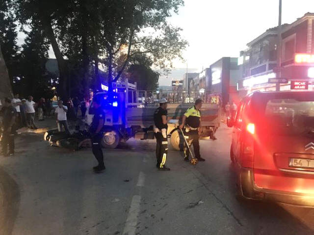 Kamyonetin Çarptığı Motosiklette Bulunan Yunus Polisler, Kol Kola Tutunarak Birbirlerinden Güç Aldı Kamyonetin Çarptığı Motosiklette Bulunan Yunus Polisler, Kol Kola Tutunarak Birbirlerinden Güç Aldı