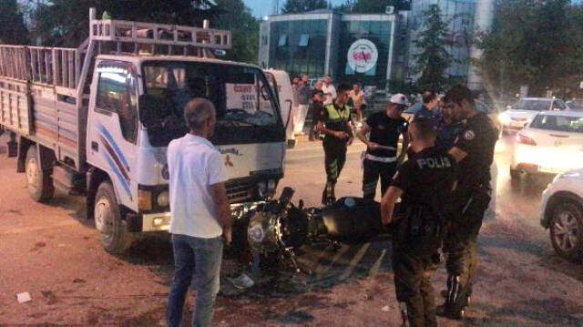 Kamyonetin Çarptığı Motosiklette Bulunan Yunus Polisler, Kol Kola Tutunarak Birbirlerinden Güç Aldı Kamyonetin Çarptığı Motosiklette Bulunan Yunus Polisler, Kol Kola Tutunarak Birbirlerinden Güç Aldı