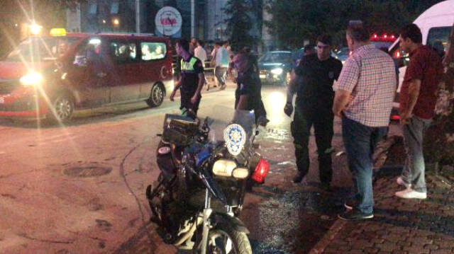 Kamyonetin Çarptığı Motosiklette Bulunan Yunus Polisler, Kol Kola Tutunarak Birbirlerinden Güç Aldı Kamyonetin Çarptığı Motosiklette Bulunan Yunus Polisler, Kol Kola Tutunarak Birbirlerinden Güç Aldı