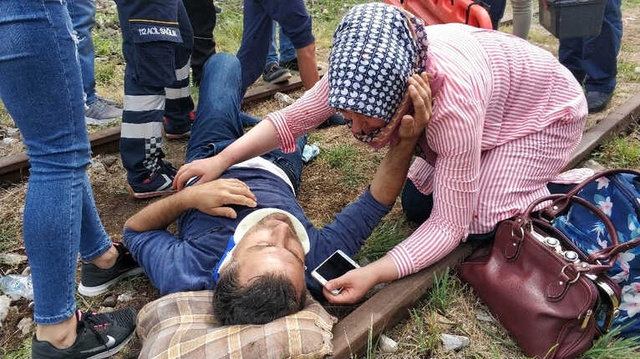 Mucize Eseri Kurtulan Polis Memuru, Eşini Alnından Öperek Teselli Etti